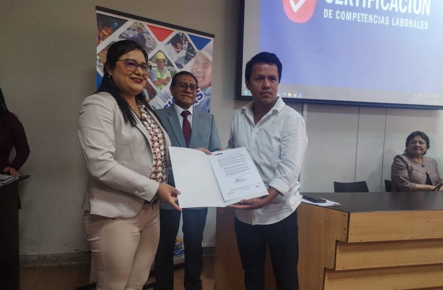 VICEGOBERNADORA REGIONAL PRESIDE CEREMONIA DE ENTREGA…